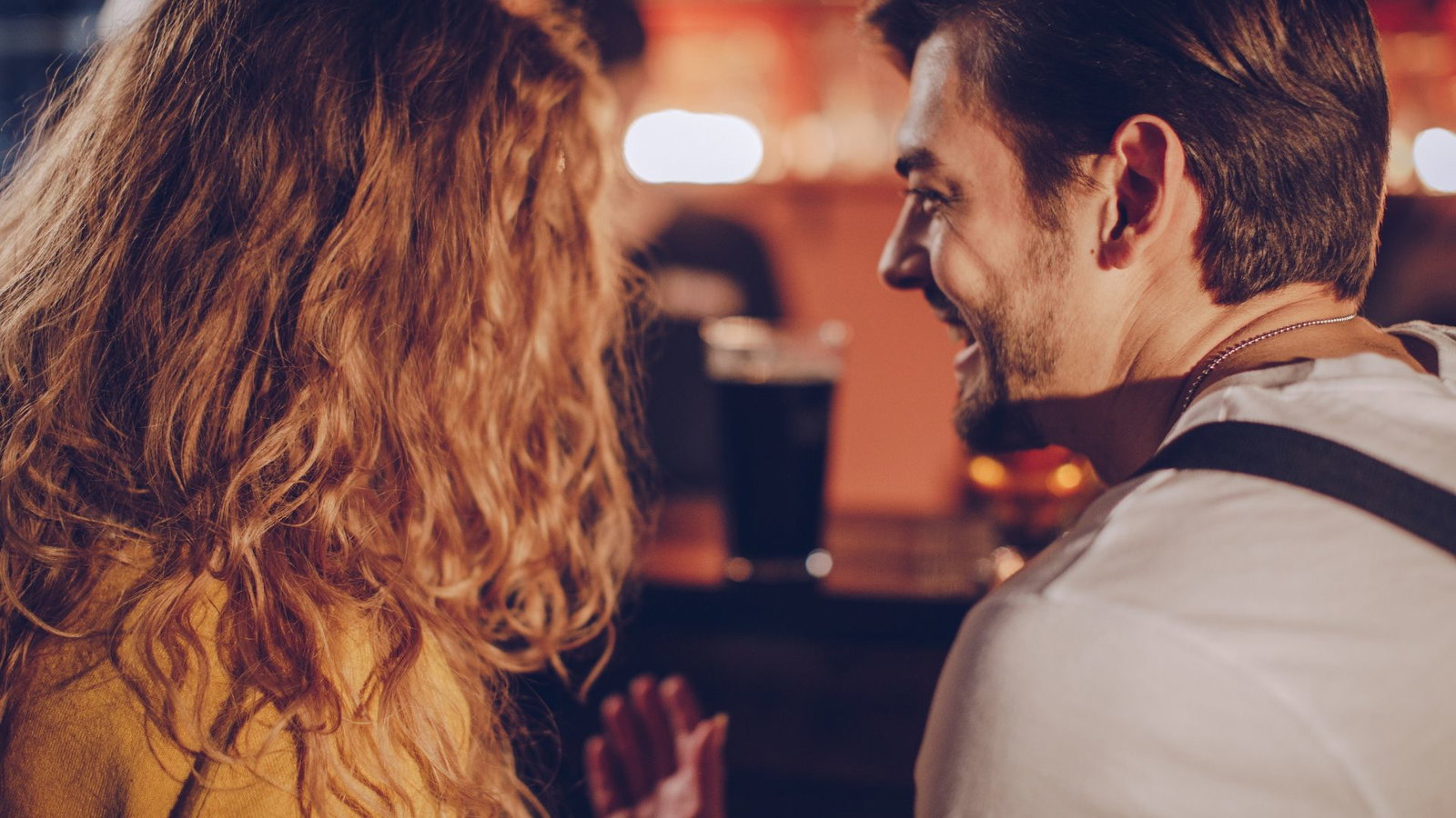 Couple meeting at a speed dating event