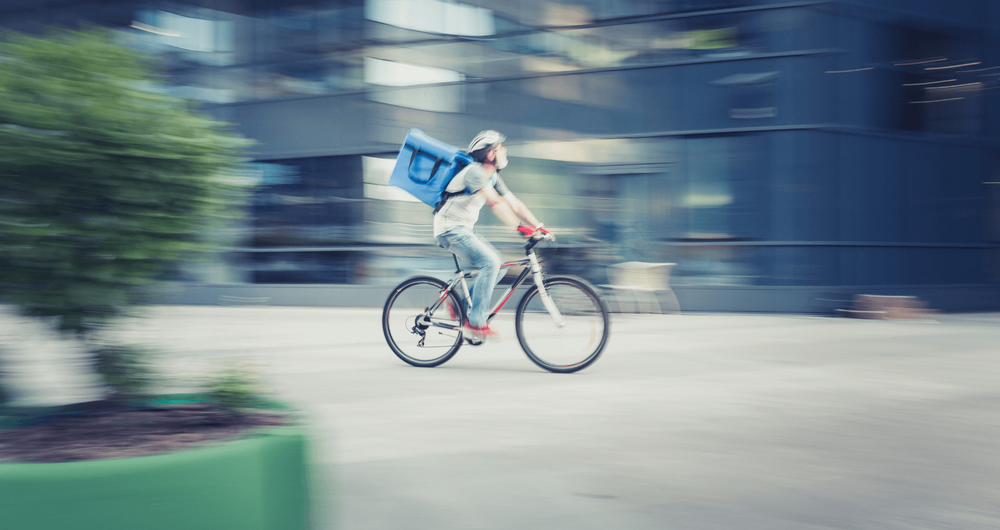 Ciclista trabajando en la economía de los pequeños encargos